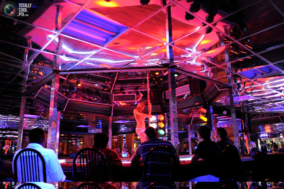 Стриптизёрша танцует для посетителей в клубе "Mons Venus" в Тампе, штат Флорида. обсу...