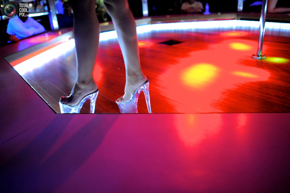 Стриптизёрша танцует для посетителей в клубе "Mons Venus" в Тампе, штат Флорида. обсу...