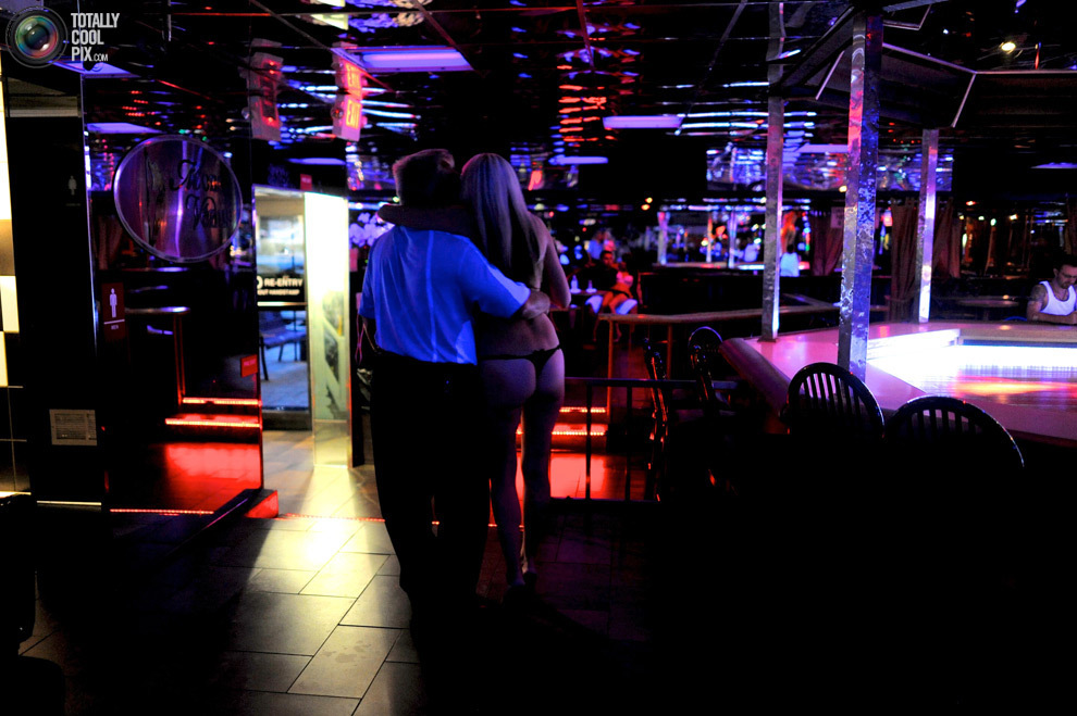 Стриптизёрша флиртует с посетителем в клубе "Mons Venus" в Тампе,...