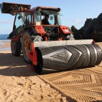 Трактор для создания узоров на пляже