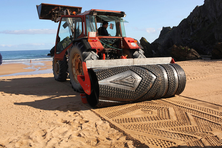 Трактор для пляжных узоров