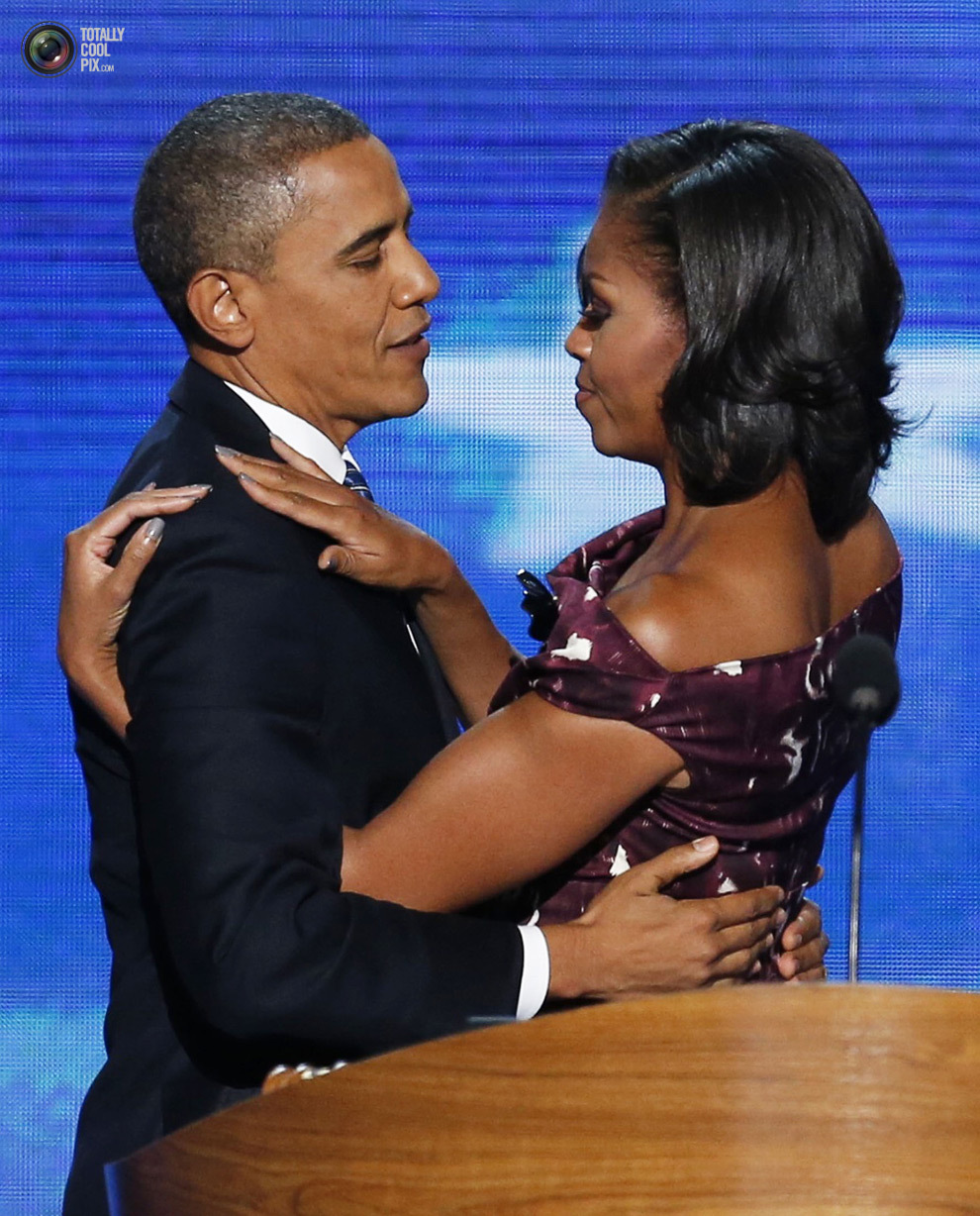 Барак и Мишель Обама обнимаются