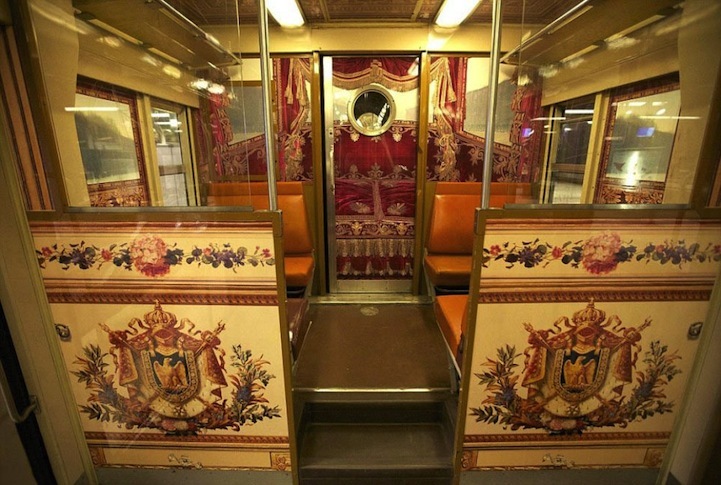 5. Вагон поезда Париж-Версаль, оформленный в дворцовом стиле.