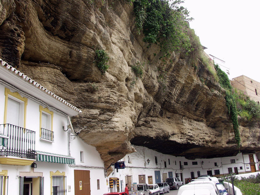 Setenil de las Bodegas - город под скалой