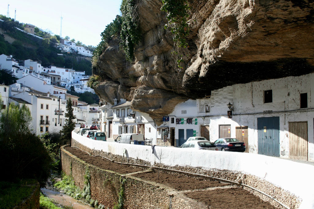 Setenil de las Bodegas - город под скалой
