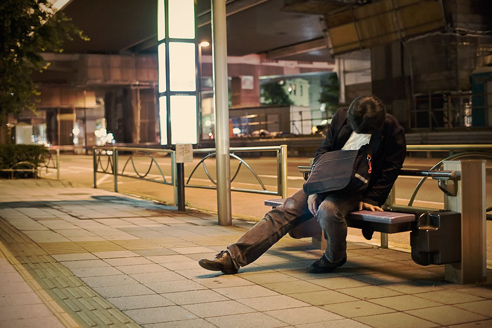 Японцы спят на улице