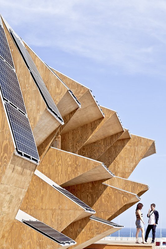 Здание с солнечными панелями