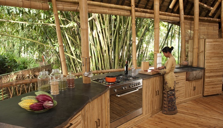 8. Дом из бамбука в балийском лесу