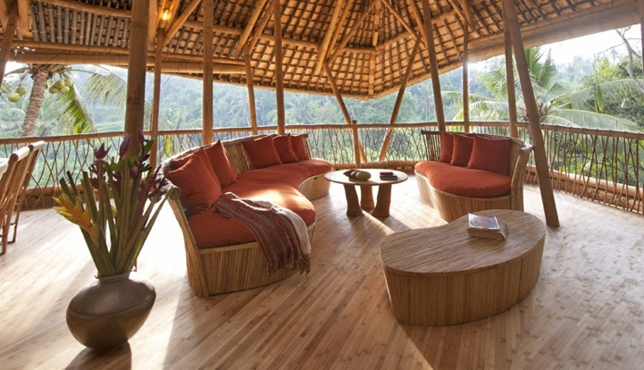 11. Дом из бамбука в балийском лесу