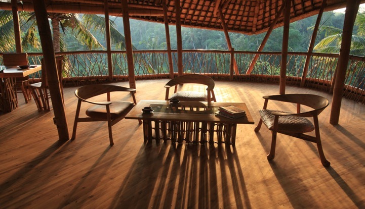 12. Дом из бамбука в балийском лесу