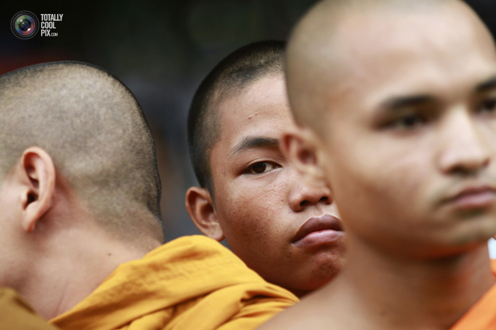 Бангладешские буддийские монахи