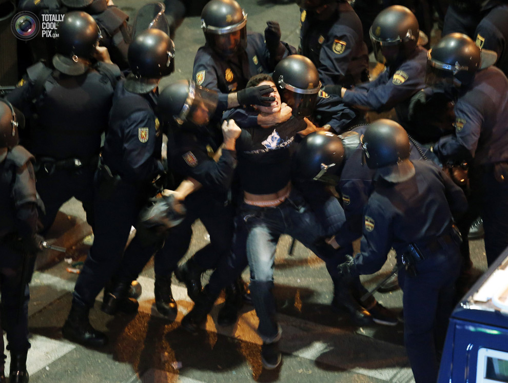 Полиция задерживает демонстранта