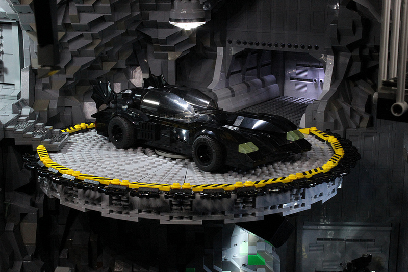 4. Пещера Бэтмена из Лего
