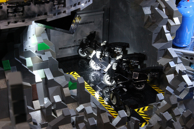 13. Пещера Бэтмена из Лего