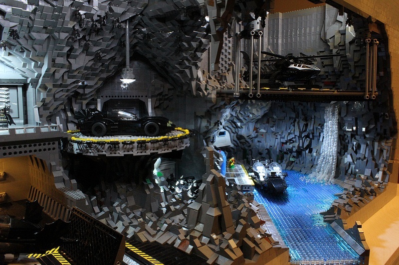 14. Пещера Бэтмена из Лего