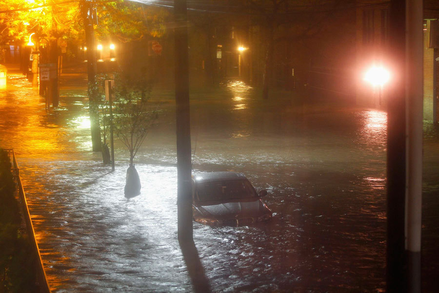 5. Затопленный автомобиль на улице города Хобокена, штат Нью-Джерси. 