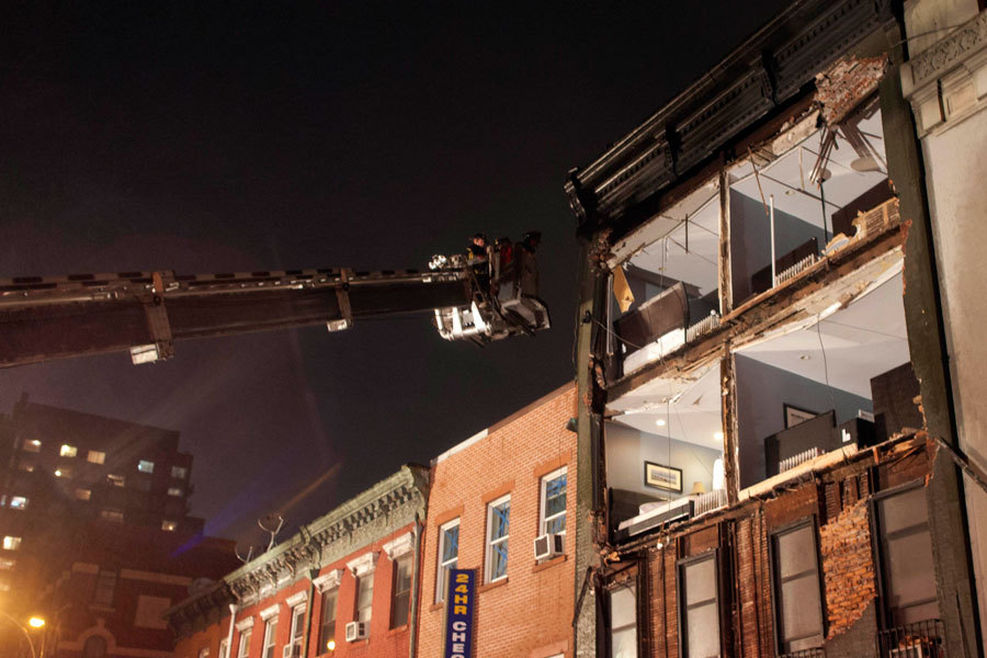 8. Пожарные поднимаются в частично разрушенный ураганом дом на Манхеттене. 
