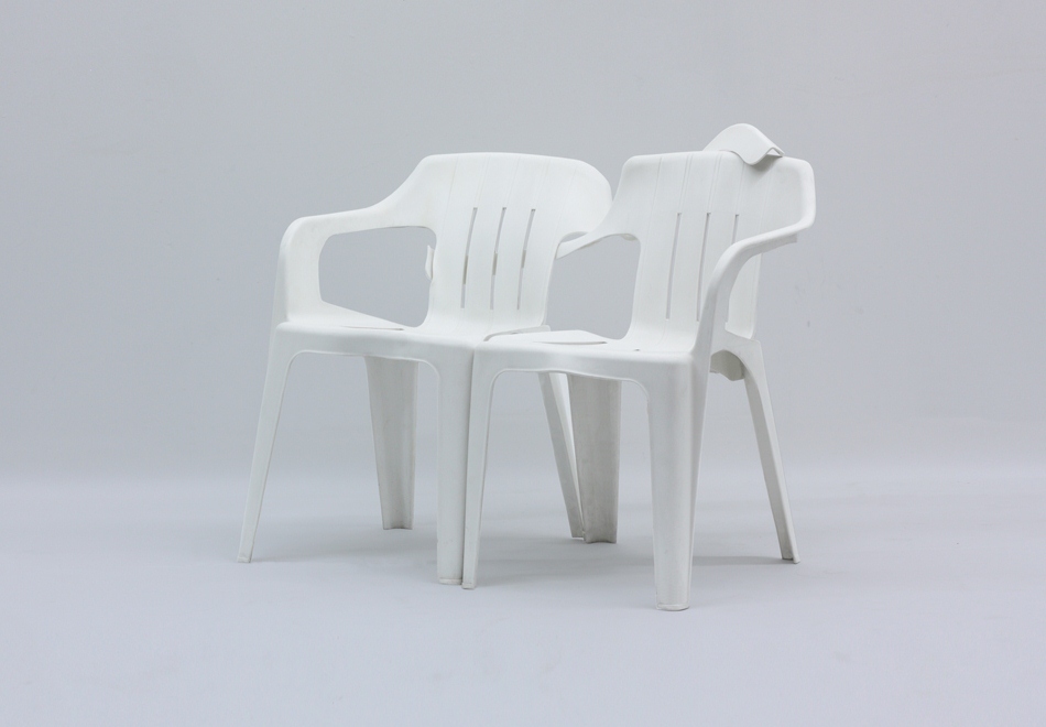 1. Необычная трансформация пластиковых стульев. Художник: Bert Loeschner.