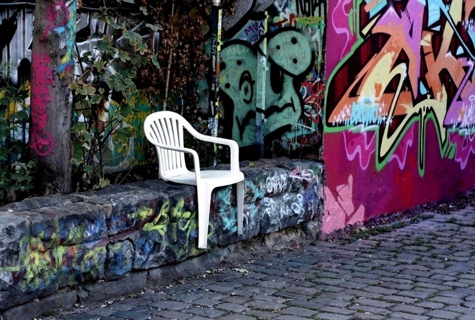 12. Необычная трансформация пластиковых стульев. Художник: Bert Loeschner.