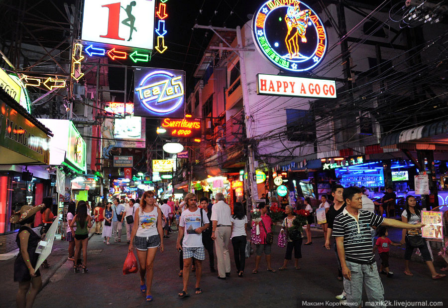 Улица Walking street в Паттайе, Таиланд.