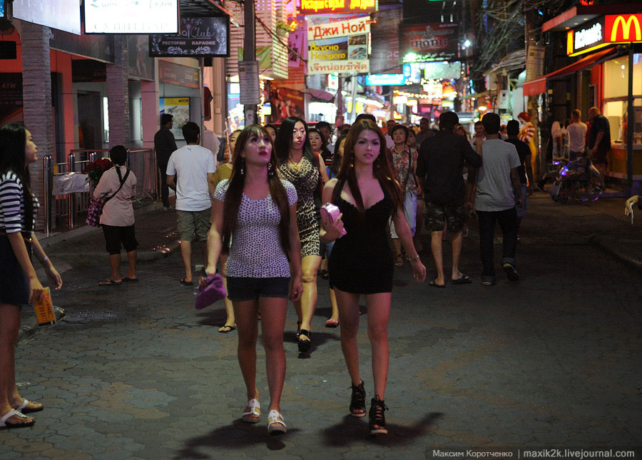 Улица Walking street в Паттайе, Таиланд.
