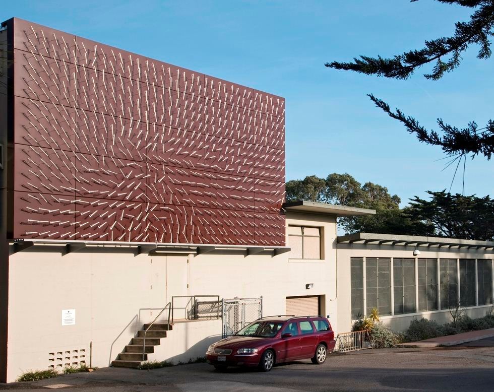 2. Инсталляция «Windswept» на фасаде музея в Сан-Франциско