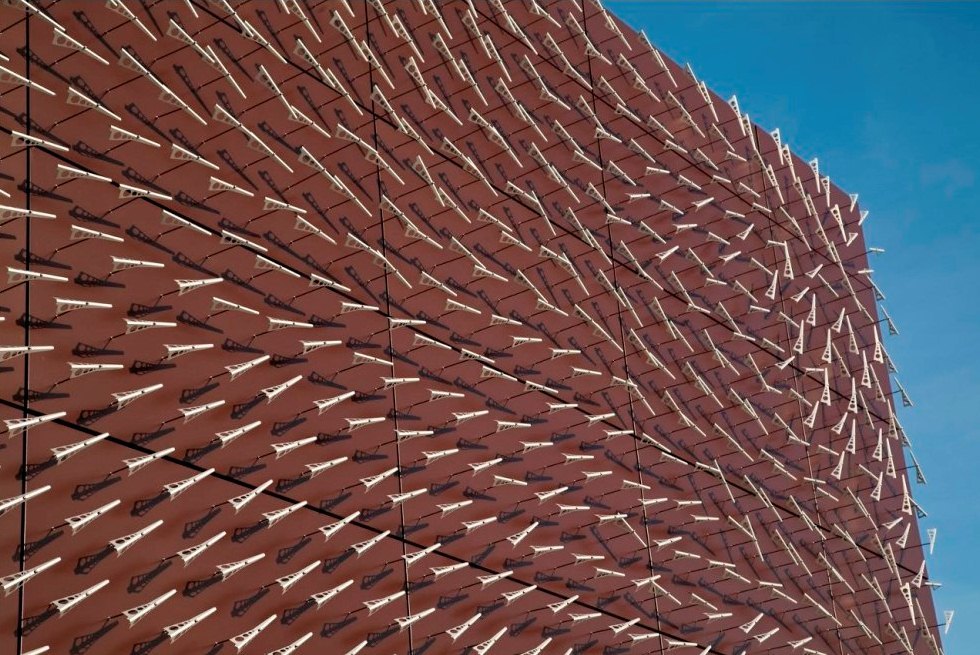 3. Инсталляция «Windswept» на фасаде музея в Сан-Франциско