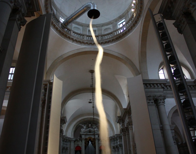 2. Инсталляция «Вознесение» британского скульптора Аниша Капура