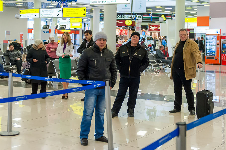 Маленький сюрприз от Шереметьево - в нужный момент молодоженов поздравляют по громкой связи аэропорта.