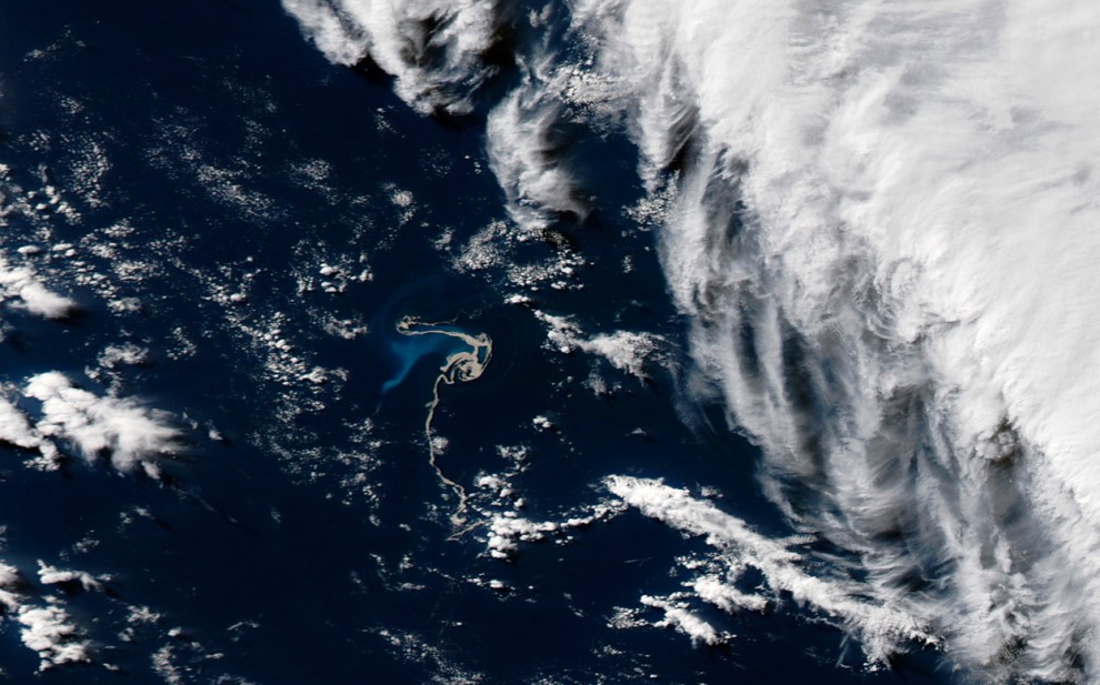 На этом спутниковом снимке видна пемза, которую выбросил подводный вулкан Havre Seamount во время своего извержения 19 и 20 июля 2012 года. В течение нескольких недель ветер и волны унесли пемзу к островам Кермадек к северо-востоку от Новой Зеландии. (NASA/Jeff Schmaltz LANCE/EOSDIS MODIS Rapid Response Team, GSFC)