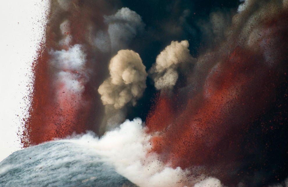 Заснеженный вулкан Этна извергается недалеко от коммуны Цафферана-Этнея в Италии, 12 апреля 2012 года. Юго-восточный кратер, который образовался в 1971 году, проявляет наибольшую активность в последние несколько лет. (AP Photo/Salvatore Allegra)