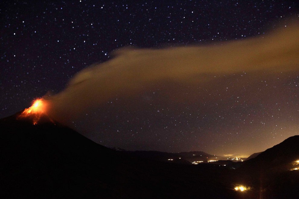 Эквадорский вулкан Тунгурауа выбрасывает огромное облако пепла на находящийся поблизости город Бильбао, 21 августа 2012 года. В последний раз Тунгурауа извергался в 1999 году. 