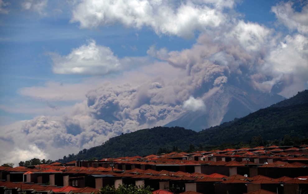Вулкан Фуэго выбрасывает облако пепла, Гватемала, 13 сентября 2012 года. После начала извержения вулкана более 33 тысяч жителей окрестных деревень были вынуждены покинуть свои дома. (AP Photo/Moises Castillo)