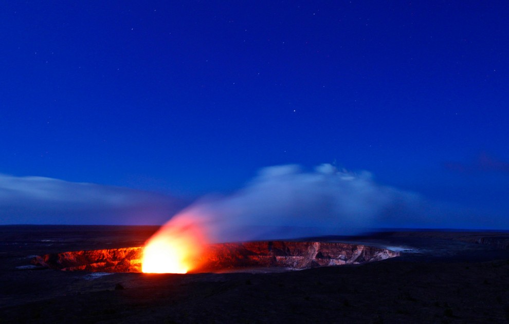 Облако дыма поднимается из кратера вулкана Килауэа в национальном парке Гавайские вулканы, Гавайи, 27 ноября 2012 года. 
