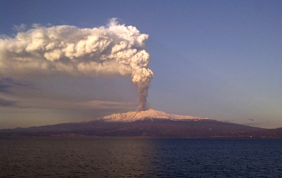 Вулкан Этна выбрасывает клубы пепла во время своего извержения на острове Сицилия на юге Италии, 5 января 2012 года. 