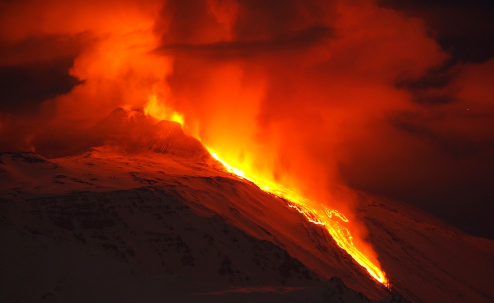 Лава стекает по склонам вулкана Энта на острове Сицилия на юге Италии, 9 февраля 2012 года. 