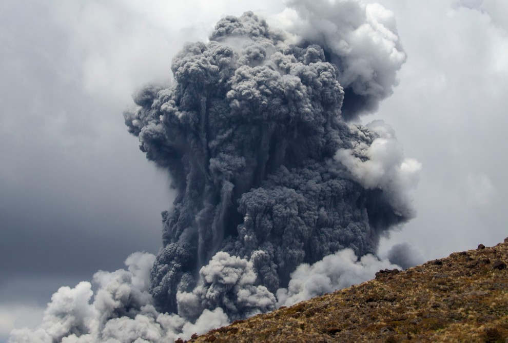 Вулкан Тонгариро извергает облако пепла в национальном парке Тонгариро в 300 километрах к северу от Веллингтона, Новая Зеландия, 21 ноября 2012 года. Первое за сто лет извержение вулкана произошло в августе 2012 года. 