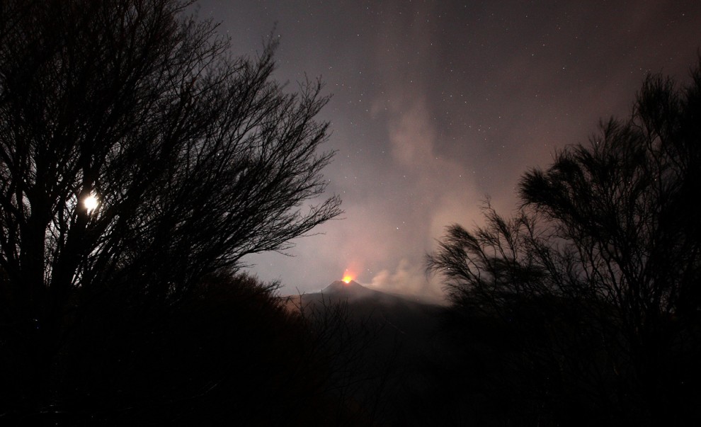 Вулкан Этна выбрасывает облако пепла во время своего извержения на острове Сицилия, 1 апреля 2012 года. 