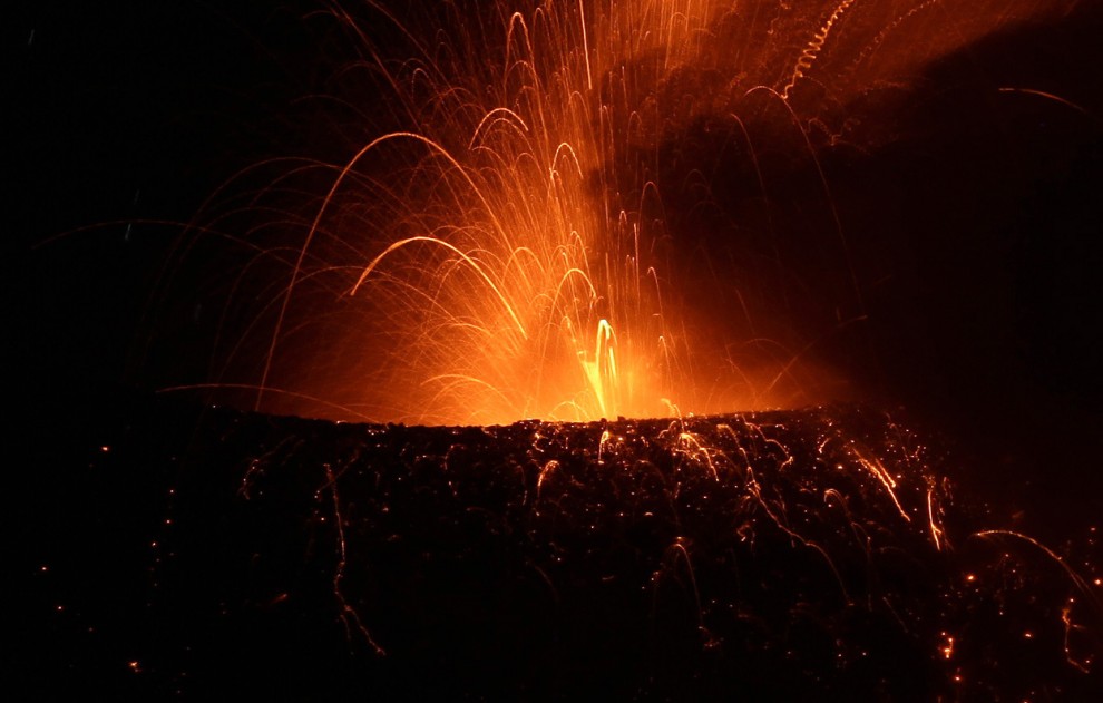 Вулкан Тунгурауа извергает пепел, лаву и пирокластические потоки, 21 августа 2012 года. 