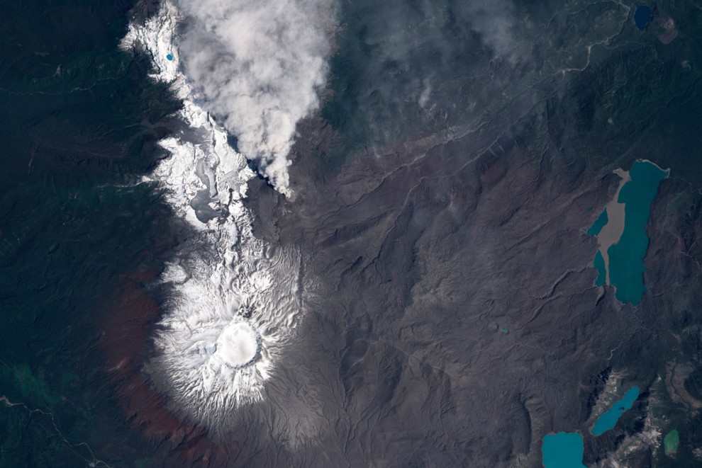Прошлогоднее крупное извержение вулкана Пуйеуэ повлекло за собой множество мелких извержений в начале 2012 года. На снимке, сделанном 23 декабря 2011 года, можно увидеть небольшое извержение, а также кучи пепла и пемзы, которые плавают на поверхности окрестных озёр. (NASA Earth Observatory/Jesse Allen)