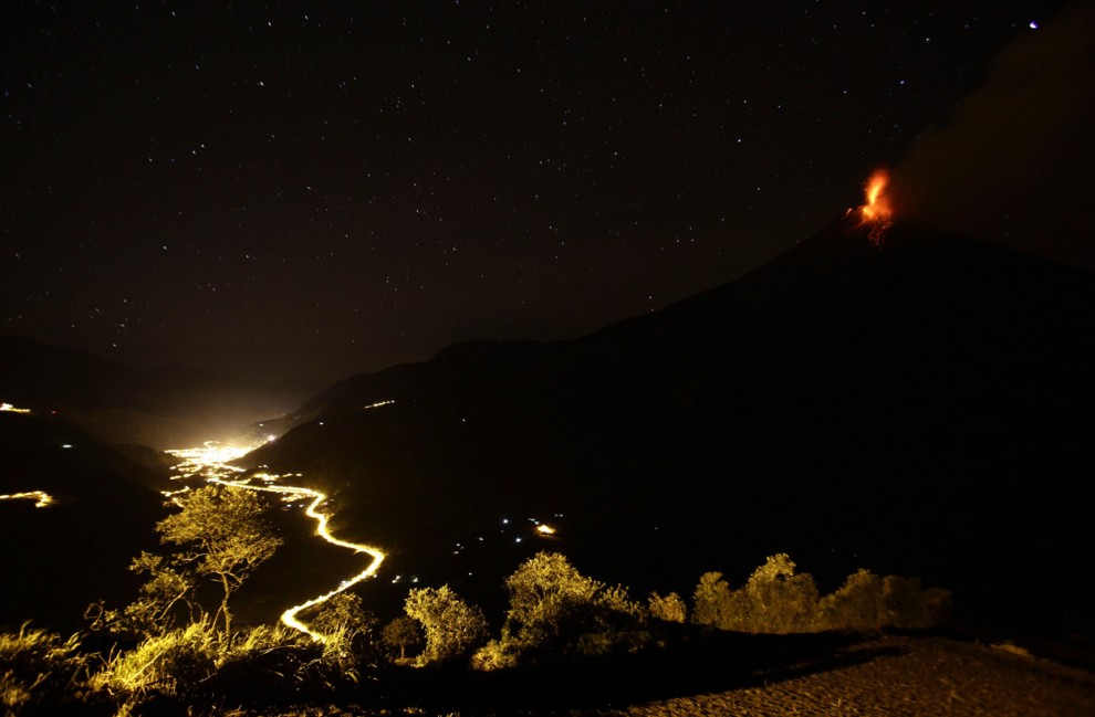 Вулкан Тунгурауа выбрасывает пепел на окрестный город Баньос, 21 августа 2012 года. 