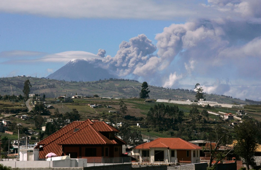 Вулкан Тунгурауа извергает лаву, а также массивные облака газа и пепла, недалеко от Баньоса в 178 километрах к югу от Кито, Эквадор, 23 мая 2012 года. 