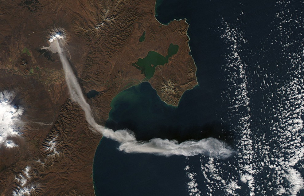 Вулкан Шивелуч на полуострове Камчатка выбрасывает в атмосферу дым и пепел, 6 октября 2012 года. Шивелуч – один из самых больших и активных вулканов на  Камчатке. (NASA/Jeff Schmaltz, LANCE MODIS Rapid Response Team)