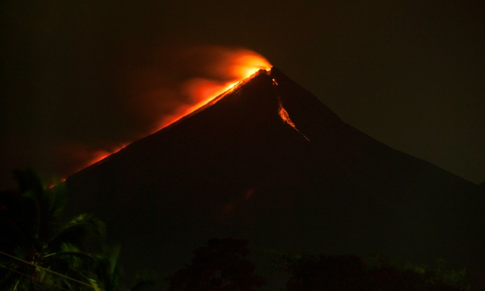Лава вытекает из кратера вулкана Фуэго в Гватемале, 13 сентября 2012 года. (AP Photo/Moises Castillo)