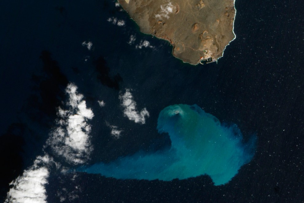 Подводный вулкан Иерро извергается на дне океана к югу от Ла Рестинги, Канарские острова, выбрасывая на поверхность вещества вулканического происхождения. (NASA Earth Observatory/Jesse Allen, Robert Simmon)