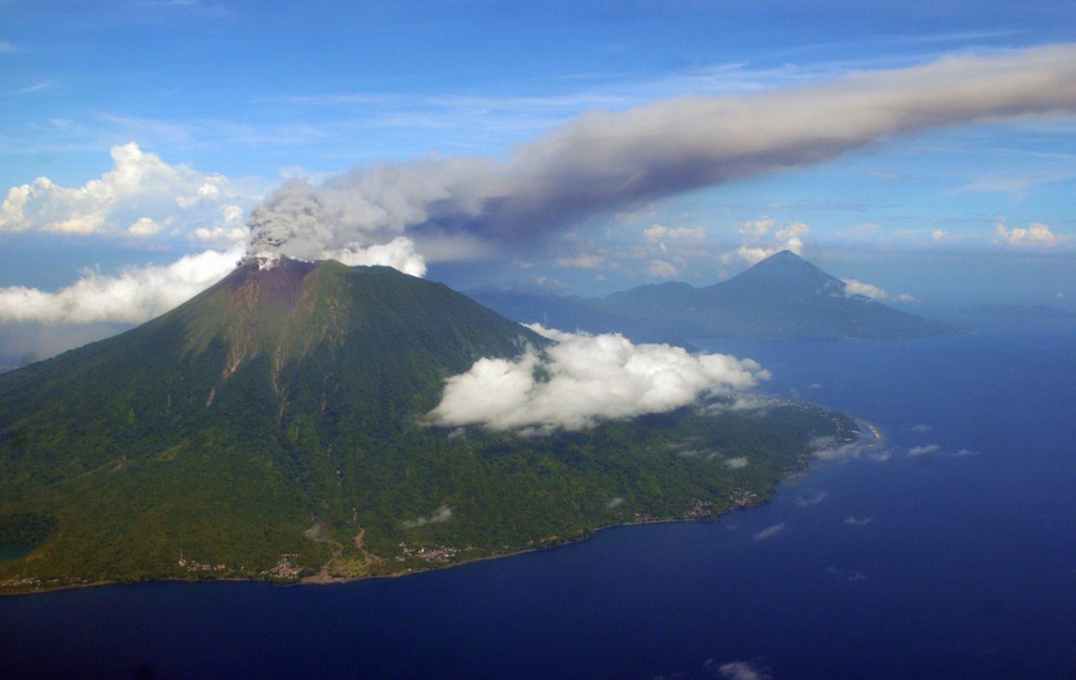 Индонезийский вулкан Гамалама выбрасывает столб пепла во время своего извержения на острове Тернате, 16 сентября 2012 года. (AP Photo)