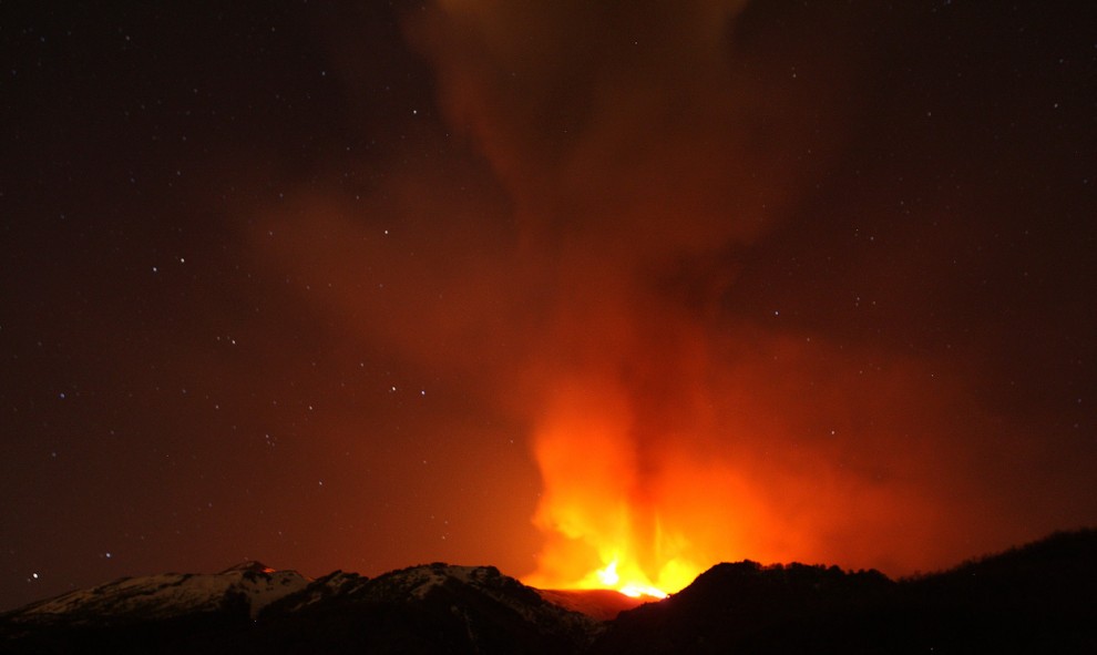Вулкан Этна выбрасывает пепел во время извержения на острове Сицилия, Италия, 1 апреля 2012 года. Этна – самый высокий и активный вулкан Европы. 
