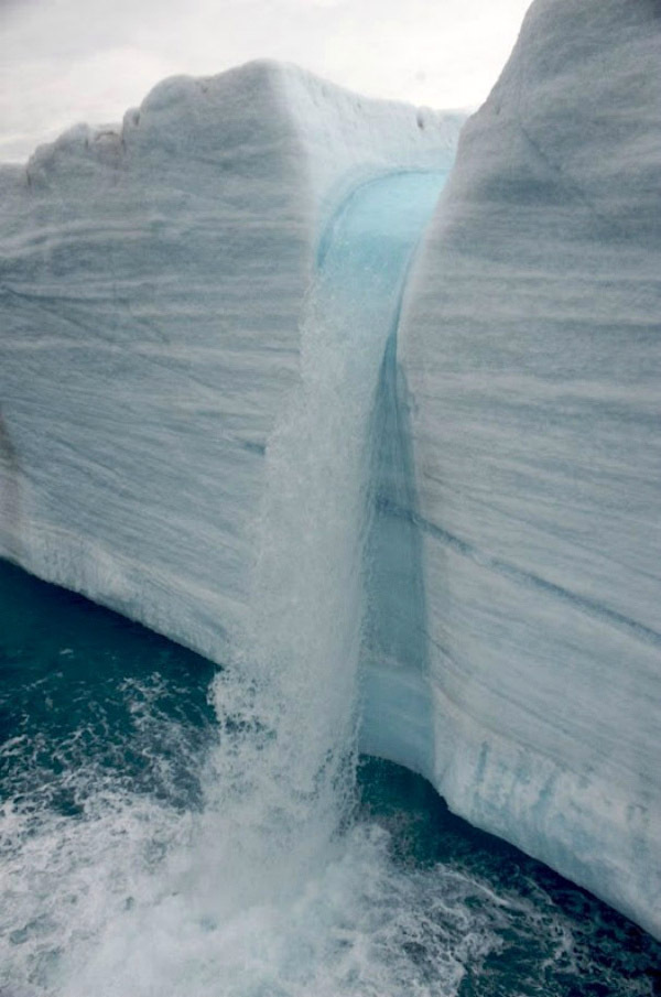 Водопады ледника Свальбард