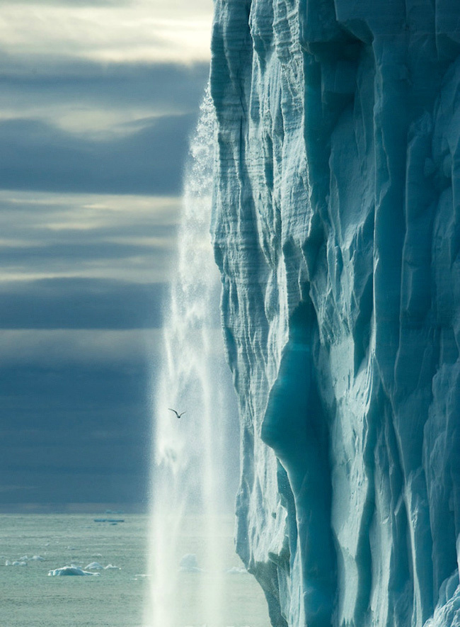 Водопады ледника Свальбард