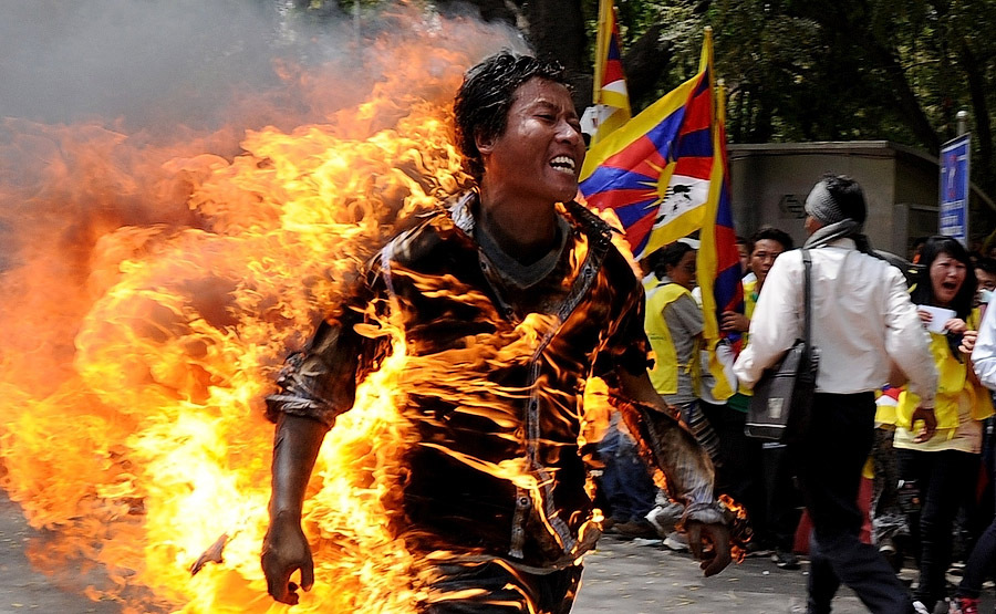 27-летний беженец из Тибета Jamphel Yeshi совершает акт самосожжения в знак протеста против визита китайского лидера Ху Цзиньтао, Нью-Дели, Индия, 26 марта 2012 года.